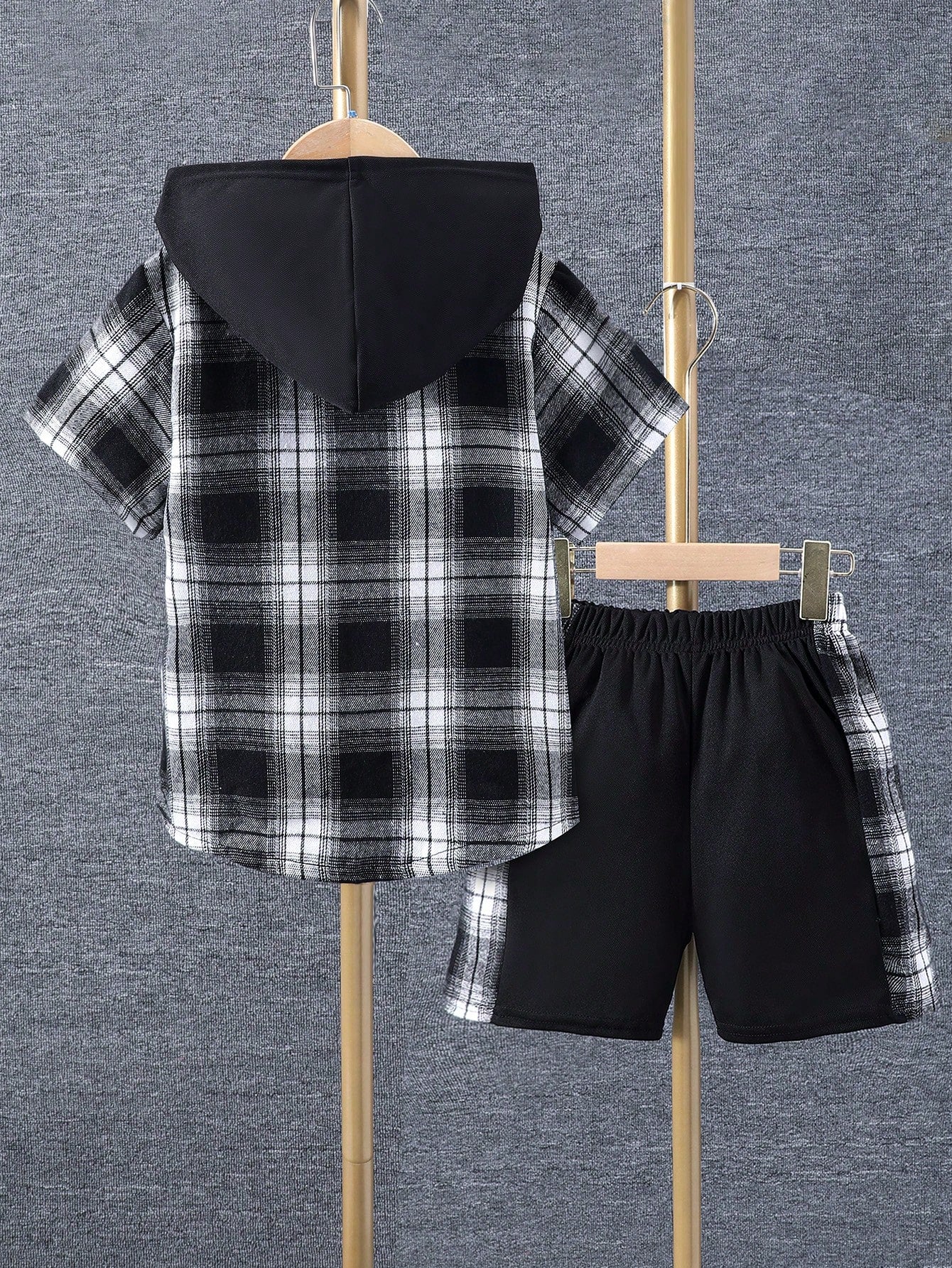 Ensemble deux pièces décontracté pour jeune garçon - Haut à capuche à carreaux à manches courtes avec boutons et short à motifs de patchwork à carreaux
