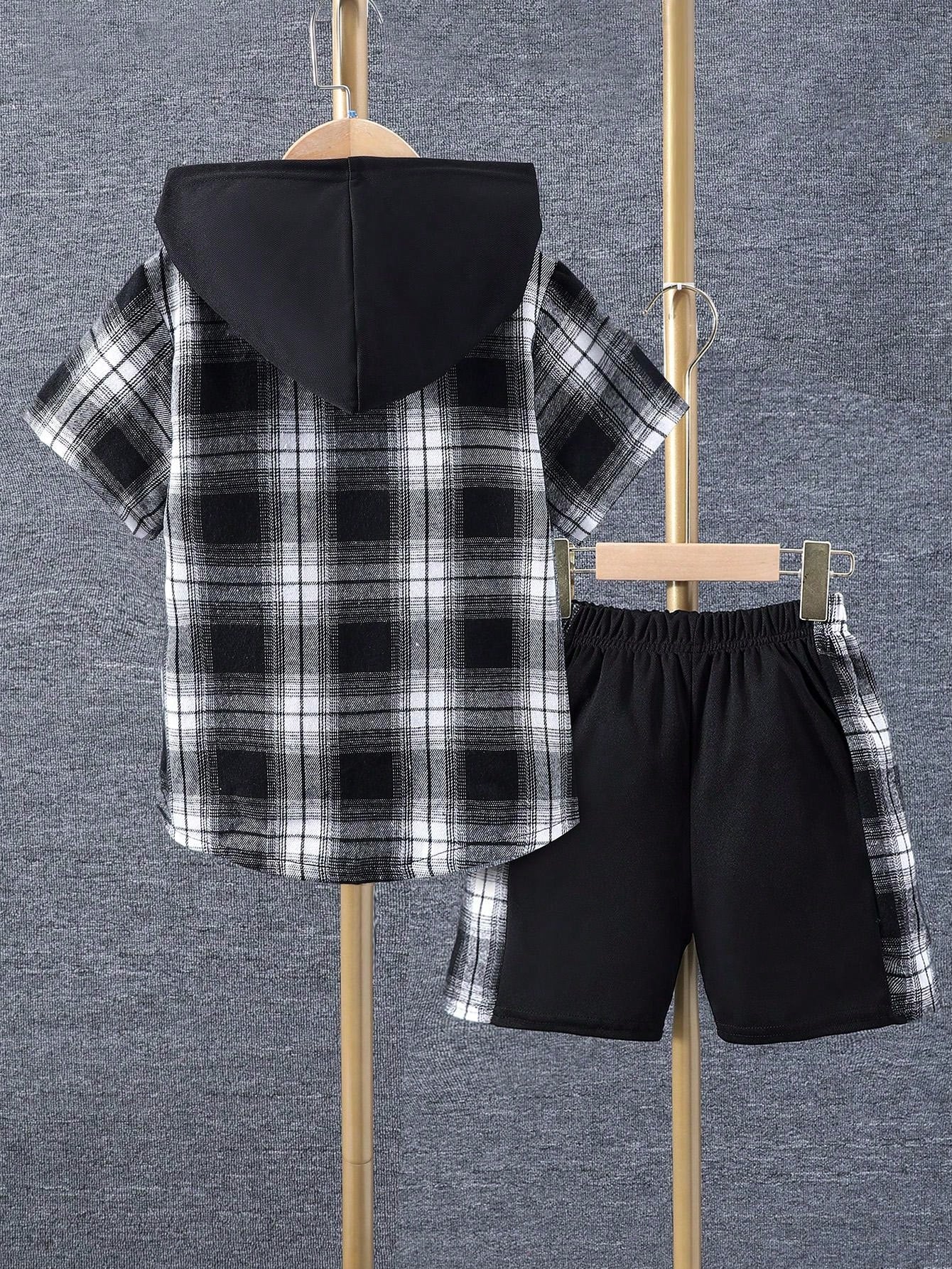 Ensemble deux pièces décontracté pour jeune garçon - Haut à capuche à carreaux à manches courtes avec boutons et short à motifs de patchwork à carreaux