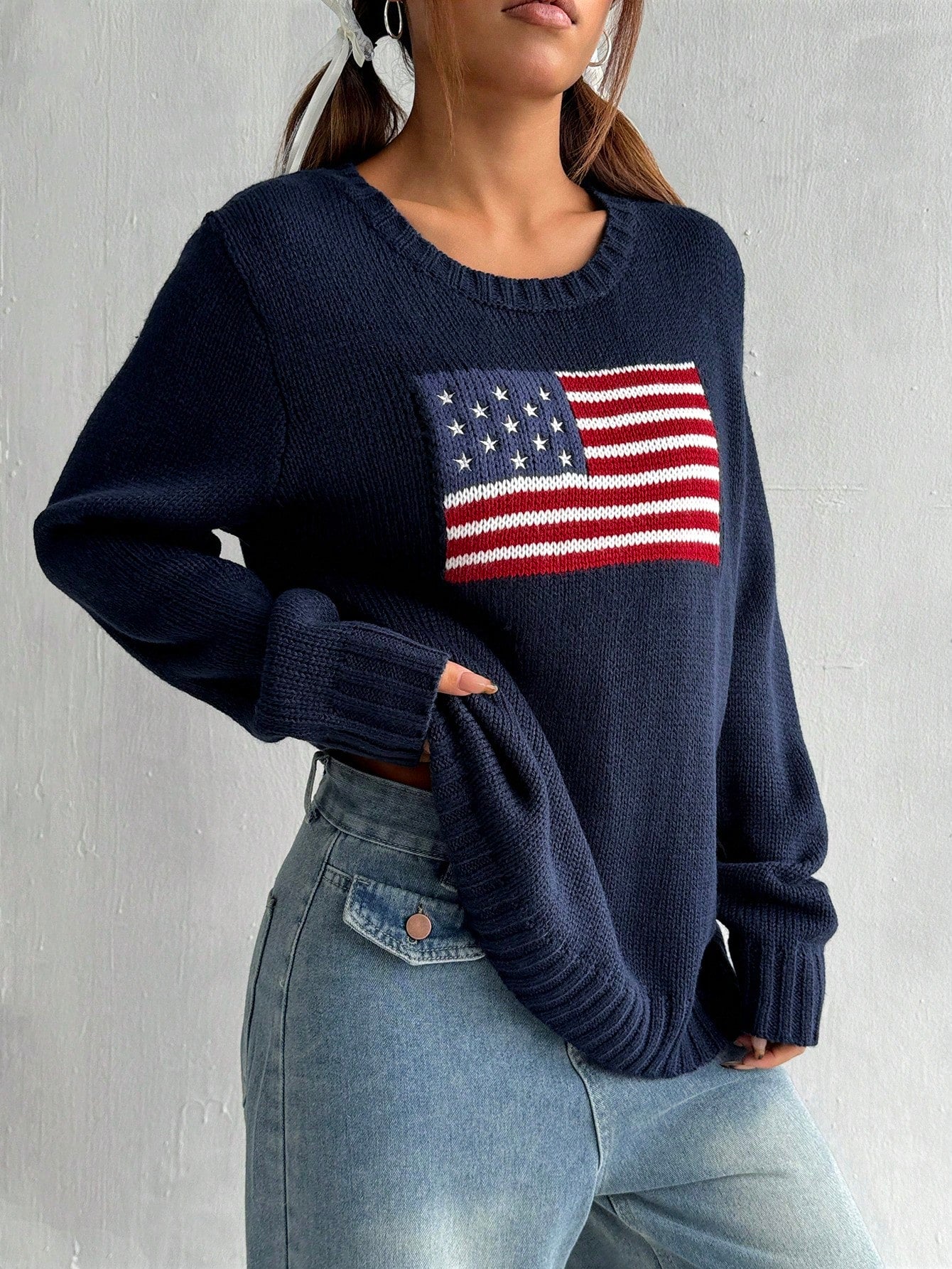 Jeune fille, pull ample à col rond avec motif de drapeau, bleu, rouge, blanc. Convient pour le Nouvel An, Noël, temps chaud et froid, isolation thermique