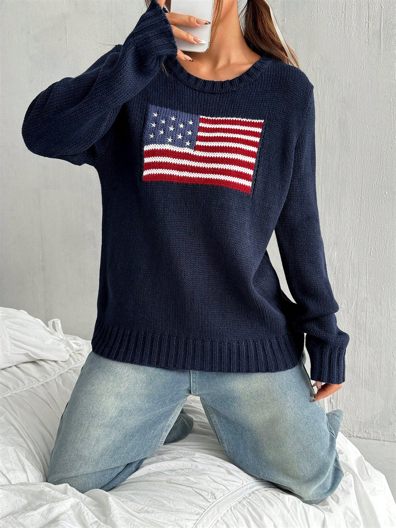 Jeune fille, pull ample à col rond avec motif de drapeau, bleu, rouge, blanc. Convient pour le Nouvel An, Noël, temps chaud et froid, isolation thermique
