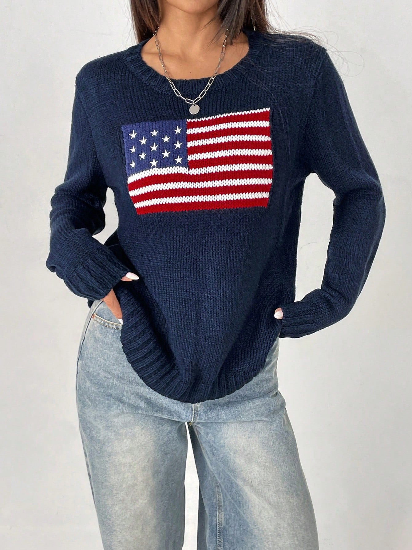 Jeune fille, pull ample à col rond avec motif de drapeau, bleu, rouge, blanc. Convient pour le Nouvel An, Noël, temps chaud et froid, isolation thermique