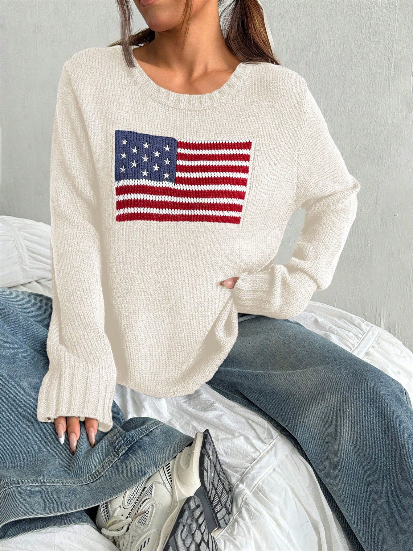Jeune fille, pull ample à col rond avec motif de drapeau, bleu, rouge, blanc. Convient pour le Nouvel An, Noël, temps chaud et froid, isolation thermique