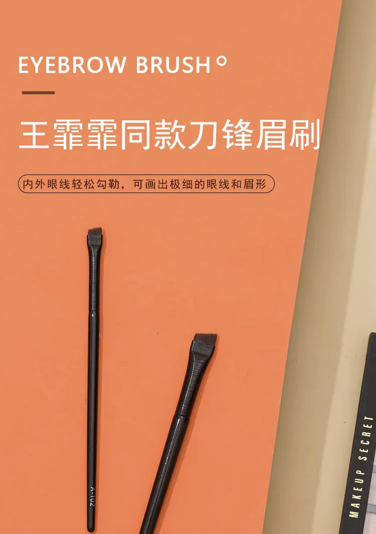 Pinceau Maquillage Ultra-Fin - Brosse Angulaire pour Eye-Liner et Sourcils, Poils Synthétiques Précis, Outil Cosmétique Professionnel.