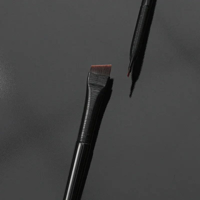Pinceau Maquillage Ultra-Fin - Brosse Angulaire pour Eye-Liner et Sourcils, Poils Synthétiques Précis, Outil Cosmétique Professionnel.
