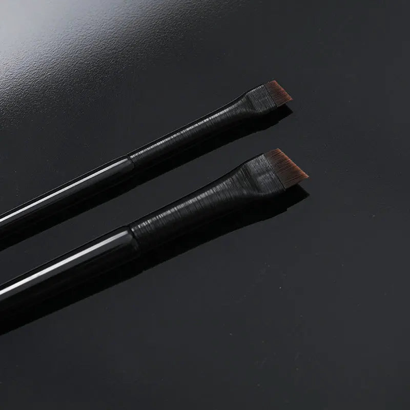Pinceau Maquillage Ultra-Fin - Brosse Angulaire pour Eye-Liner et Sourcils, Poils Synthétiques Précis, Outil Cosmétique Professionnel.