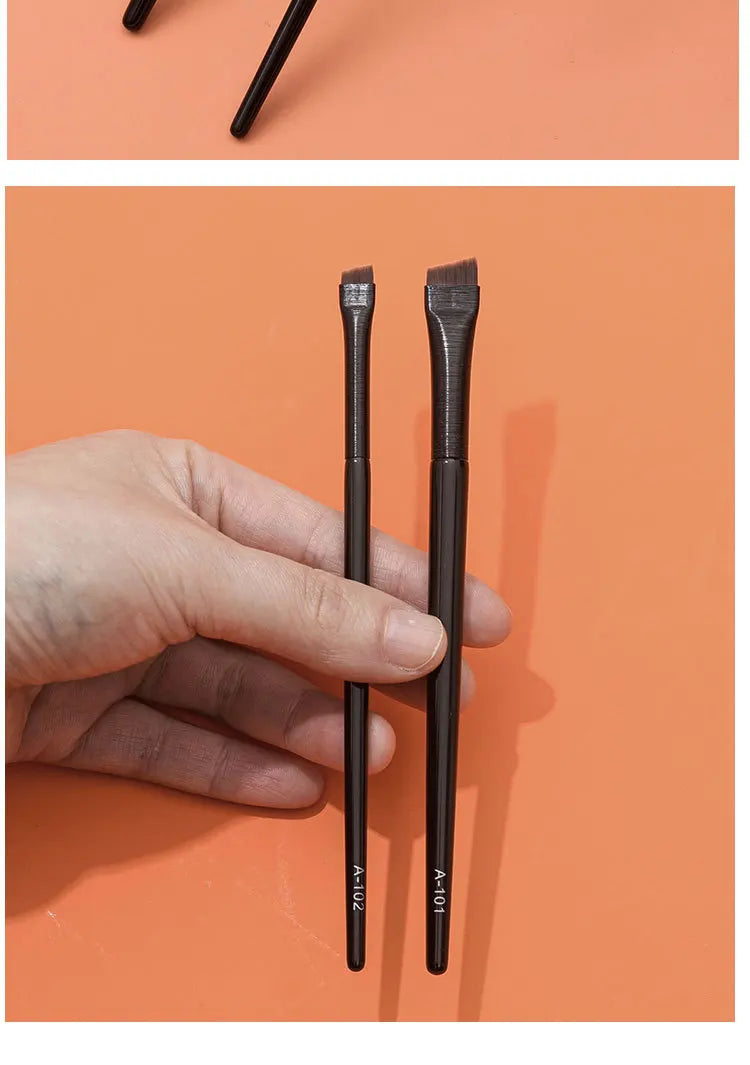 Pinceau Maquillage Ultra-Fin - Brosse Angulaire pour Eye-Liner et Sourcils, Poils Synthétiques Précis, Outil Cosmétique Professionnel.