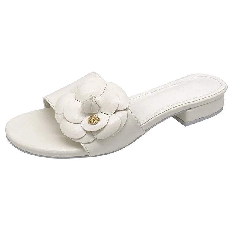 Sandales femme avec fleur de camélia, design élégant, chaussures d’été décontractées avec talons bas, ornements métalliques, idéales pour un style chic et tendance.