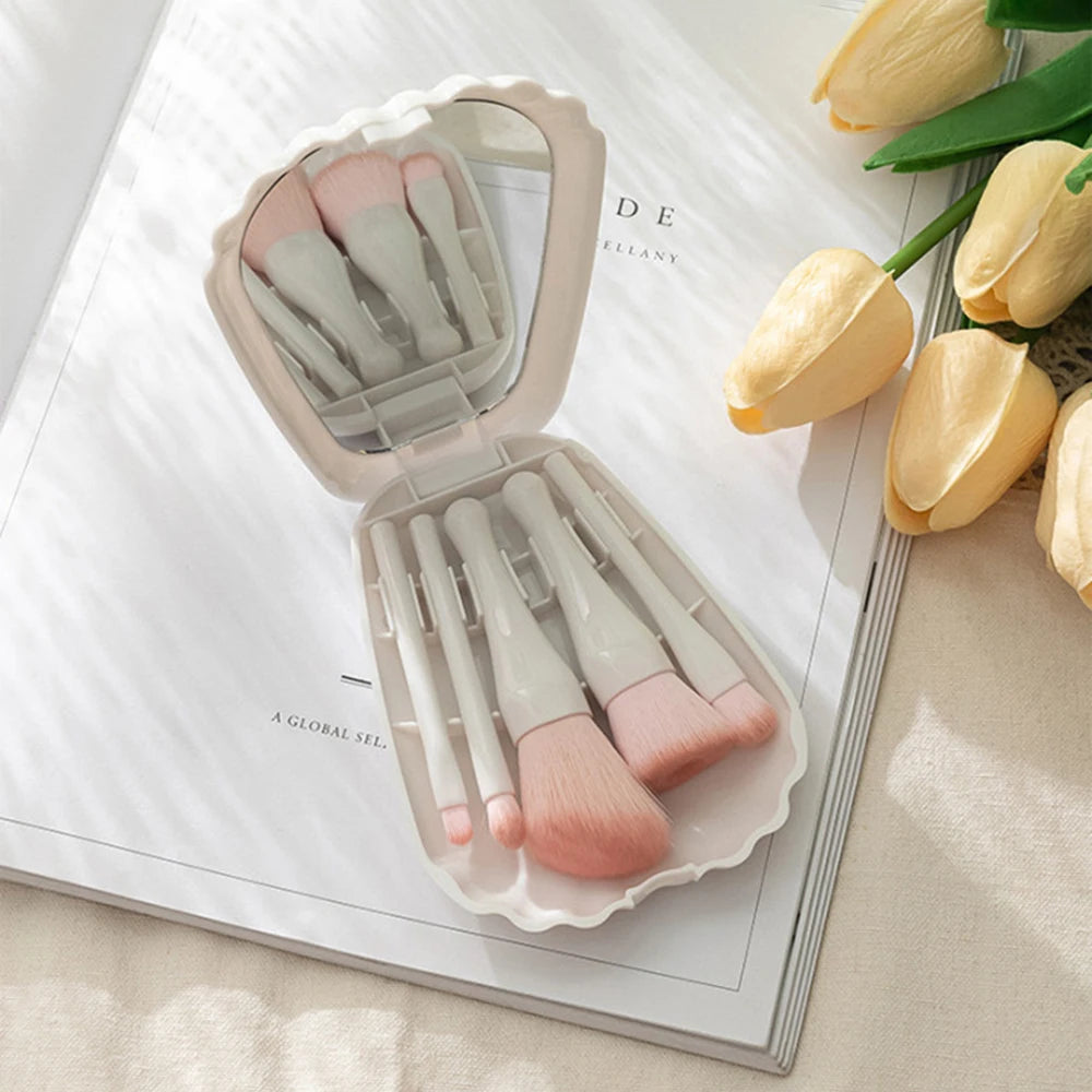 Ensemble de pinceaux de maquillage portable : 5 pinceaux essentiels, incluant pinceau fond de teint et ombre à paupières. Livré avec miroir pratique, idéal pour les voyages.
