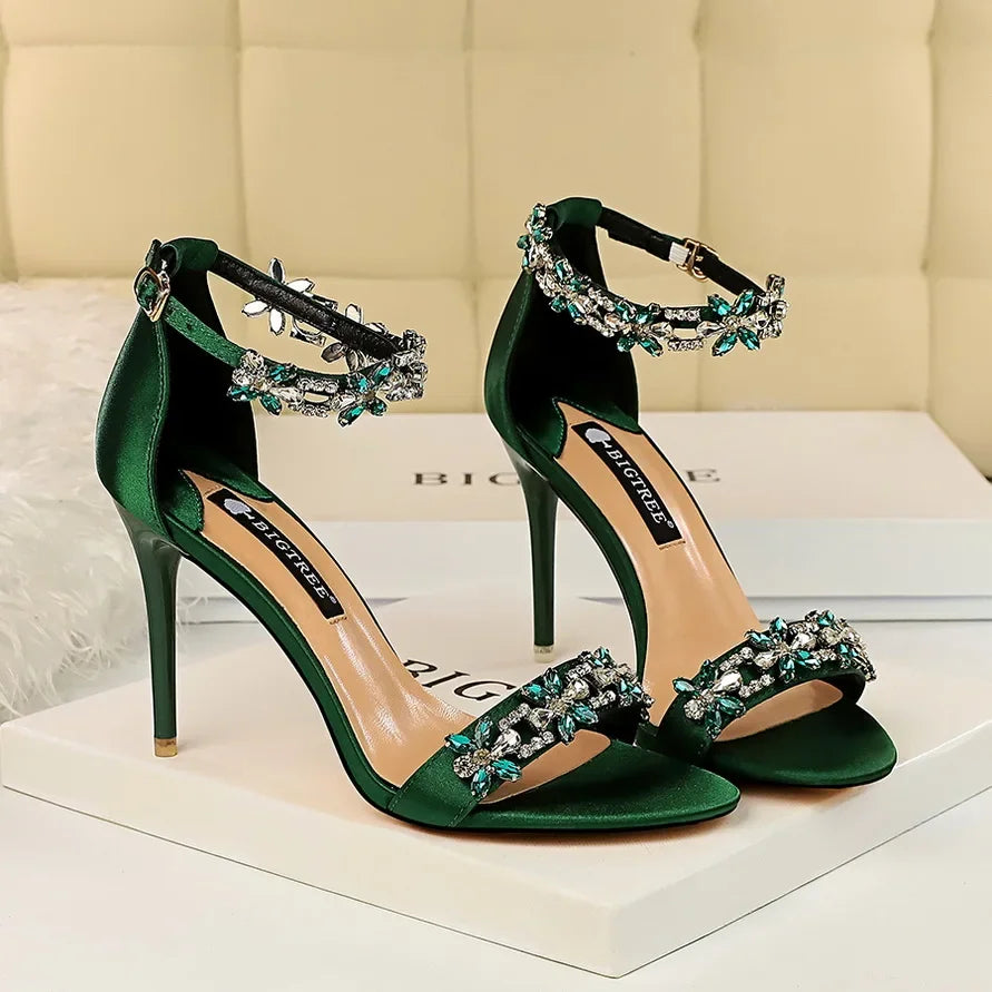 Sandales à talons hauts de 9 cm pour femmes, créées avec des cristaux scintillants et des fleurs en strass.