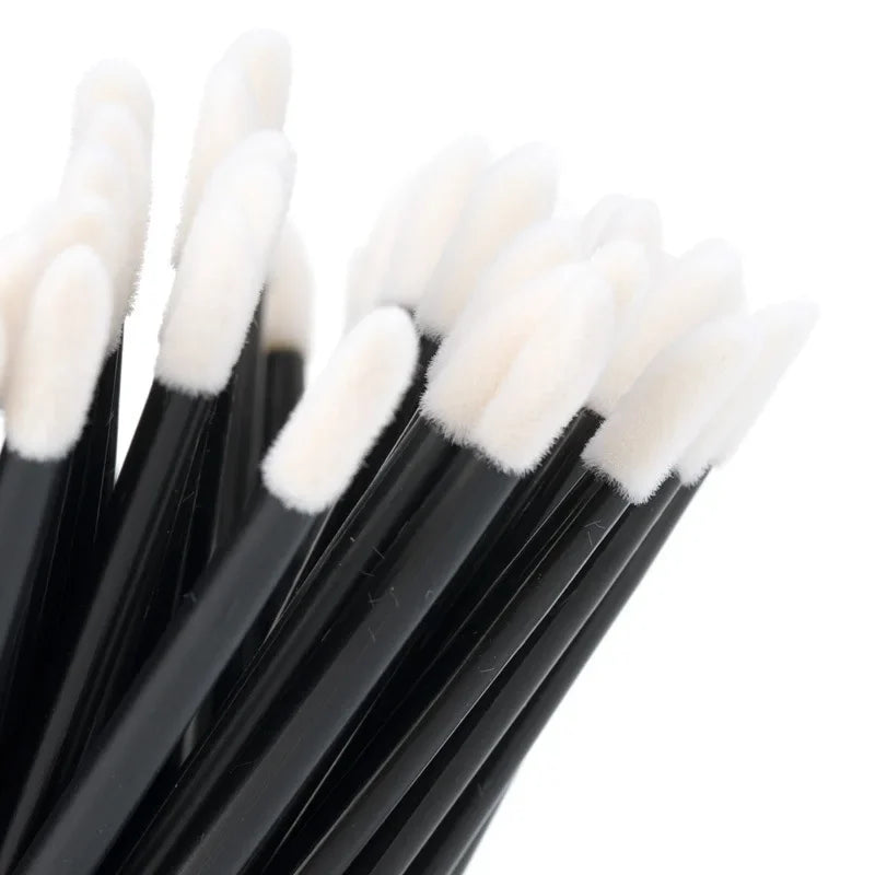 Ensemble de 100 applicateurs jetables pour lèvres et extensions de cils : bâtonnets de rouge à lèvres colorés et outils de maquillage polyvalents.