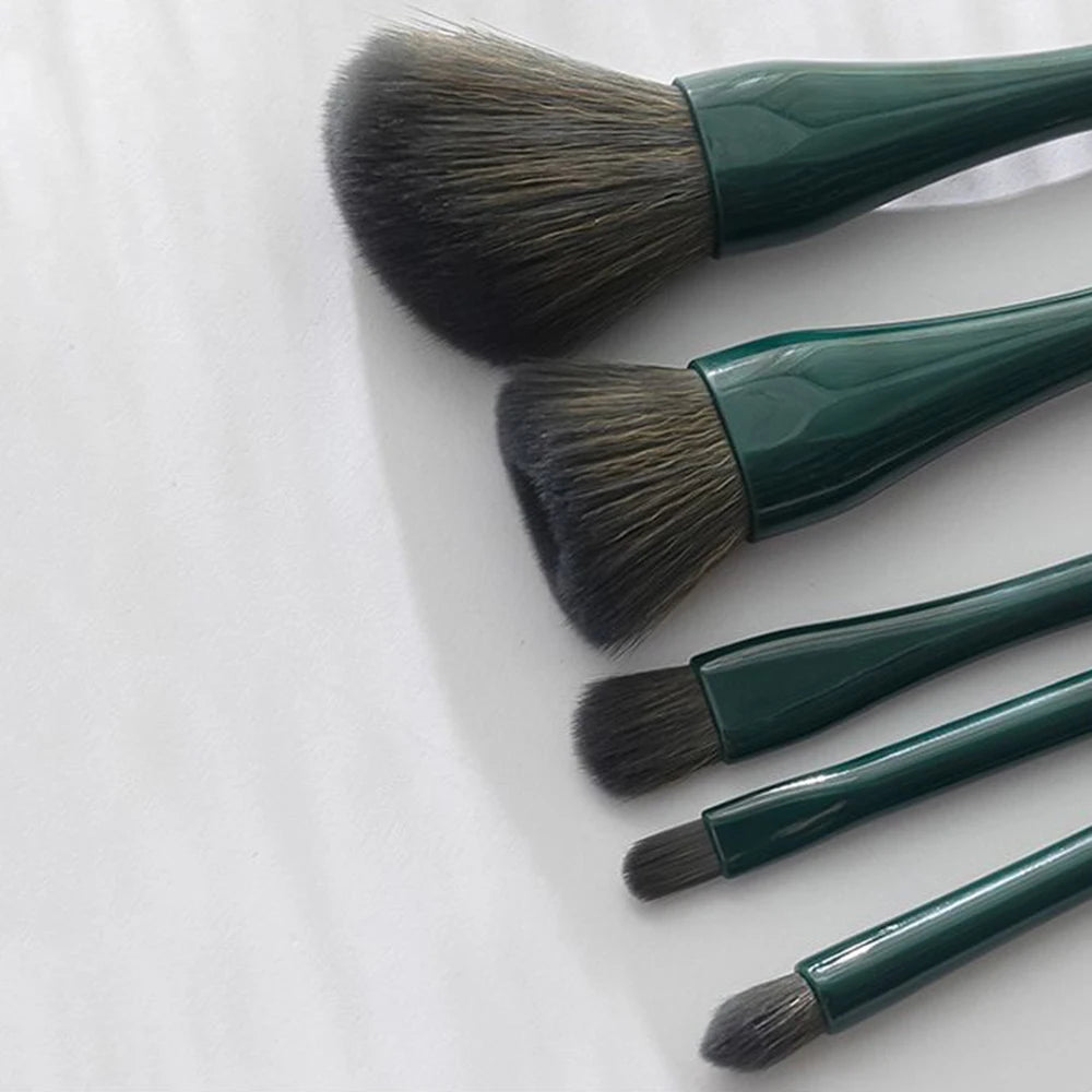 Ensemble de pinceaux de maquillage portable : 5 pinceaux essentiels, incluant pinceau fond de teint et ombre à paupières. Livré avec miroir pratique, idéal pour les voyages.