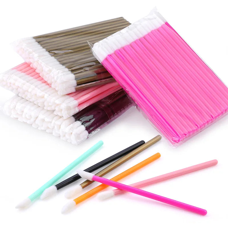 Ensemble de 100 applicateurs jetables pour lèvres et extensions de cils : bâtonnets de rouge à lèvres colorés et outils de maquillage polyvalents.