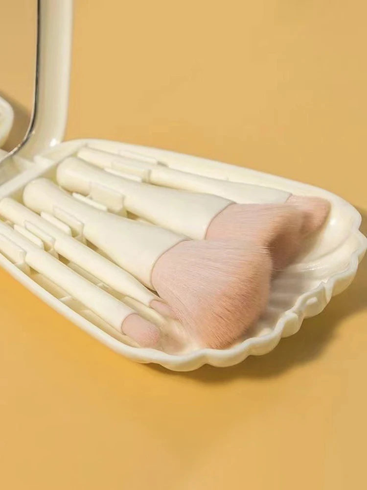 Ensemble de pinceaux de maquillage portable : 5 pinceaux essentiels, incluant pinceau fond de teint et ombre à paupières. Livré avec miroir pratique, idéal pour les voyages.