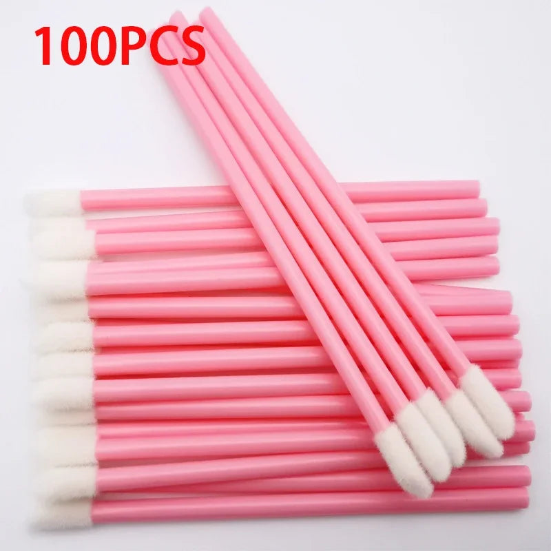 Ensemble de 100 applicateurs jetables pour lèvres et extensions de cils : bâtonnets de rouge à lèvres colorés et outils de maquillage polyvalents.