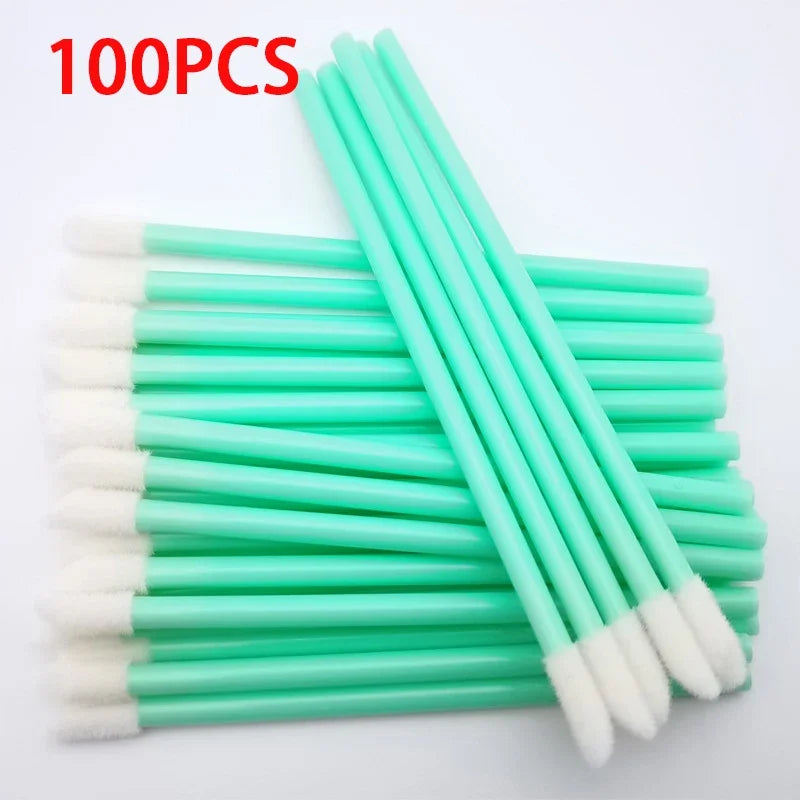 Ensemble de 100 applicateurs jetables pour lèvres et extensions de cils : bâtonnets de rouge à lèvres colorés et outils de maquillage polyvalents.