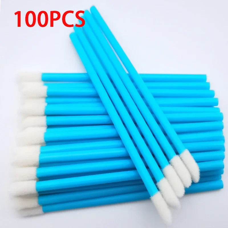 Ensemble de 100 applicateurs jetables pour lèvres et extensions de cils : bâtonnets de rouge à lèvres colorés et outils de maquillage polyvalents.