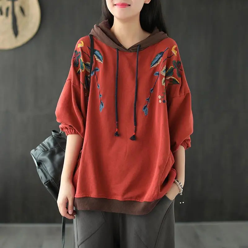Pull-over féminin oversize à capuche avec broderie ethnique rétro : Ce pull mélange un style rétro et ethnique, idéal pour le printemps et l'automne. Il présente des broderies artistiques contrastées et un design ample pour une coupe décontractée.