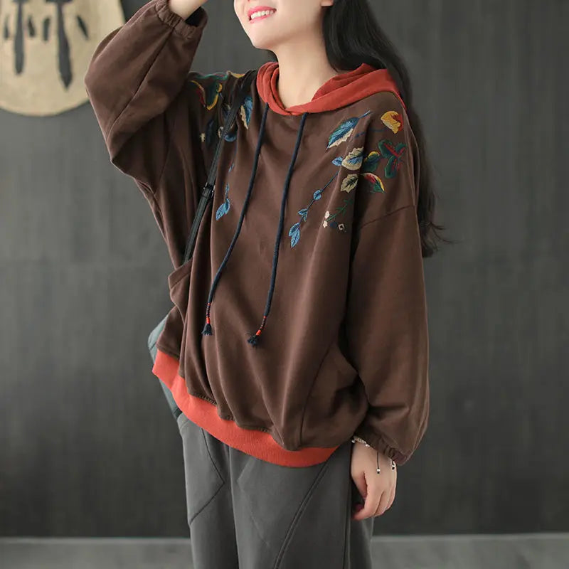Pull-over féminin oversize à capuche avec broderie ethnique rétro : Ce pull mélange un style rétro et ethnique, idéal pour le printemps et l'automne. Il présente des broderies artistiques contrastées et un design ample pour une coupe décontractée.