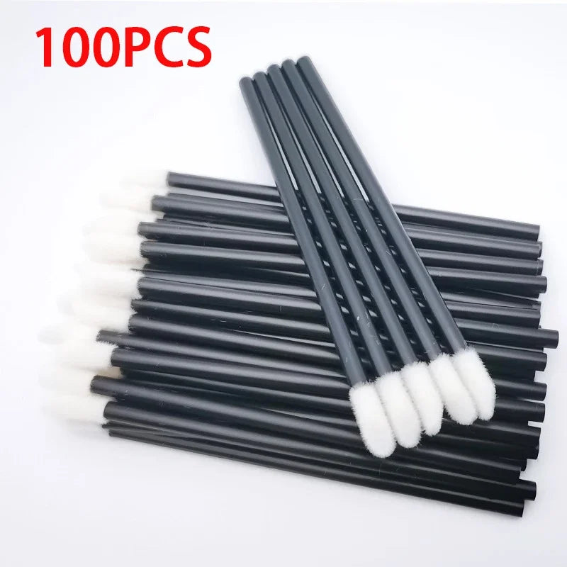 Ensemble de 100 applicateurs jetables pour lèvres et extensions de cils : bâtonnets de rouge à lèvres colorés et outils de maquillage polyvalents.