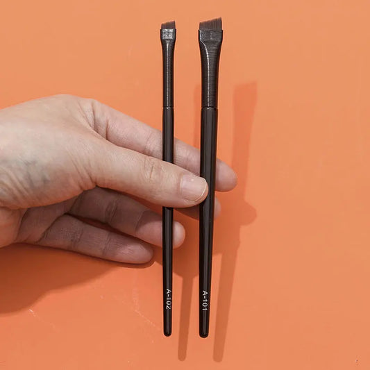 Pinceau Maquillage Ultra-Fin - Brosse Angulaire pour Eye-Liner et Sourcils, Poils Synthétiques Précis, Outil Cosmétique Professionnel.