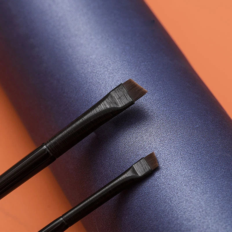 Pinceau Maquillage Ultra-Fin - Brosse Angulaire pour Eye-Liner et Sourcils, Poils Synthétiques Précis, Outil Cosmétique Professionnel.