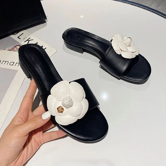 Sandales femme avec fleur de camélia, design élégant, chaussures d’été décontractées avec talons bas, ornements métalliques, idéales pour un style chic et tendance.