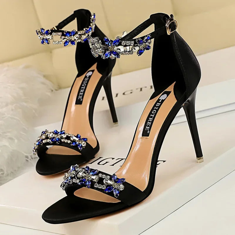 Sandales à talons hauts de 9 cm pour femmes, créées avec des cristaux scintillants et des fleurs en strass.