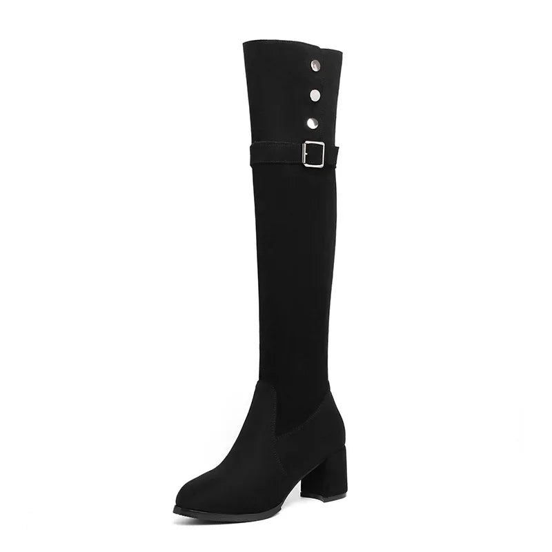 Bottes pour femmes au-dessus du genou en suède, à talons hauts sexy, avec boucle et design ajusté pour les cuisses.