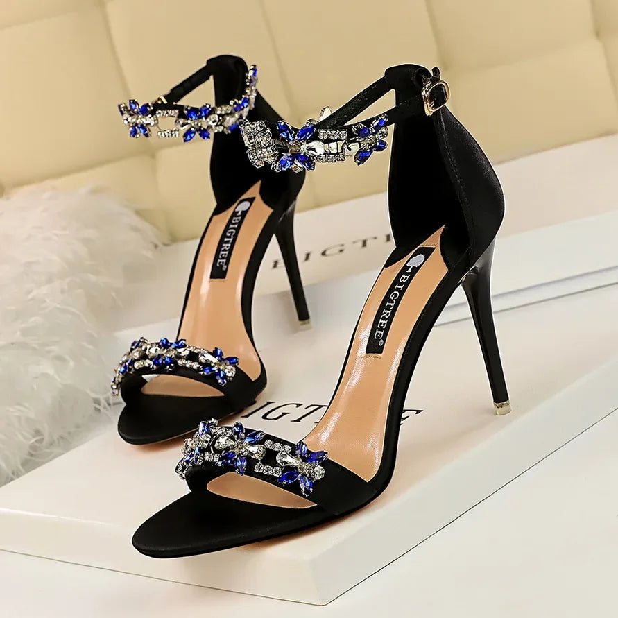Sandales à talons hauts de 9 cm pour femmes, créées avec des cristaux scintillants et des fleurs en strass.