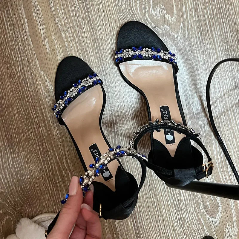 Sandales à talons hauts de 9 cm pour femmes, créées avec des cristaux scintillants et des fleurs en strass.