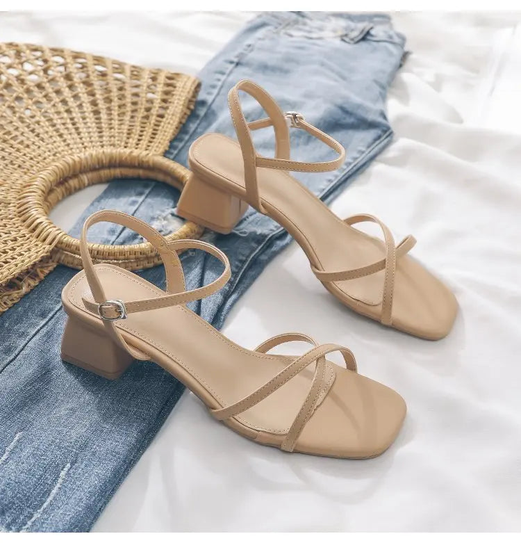 Sandales pour femmes, chaussures d'été à talons hauts, de créateurs de luxe, avec talon bloc bas et élégant, parfaites pour les robes casual de taille moyenne, disponibles en noir.