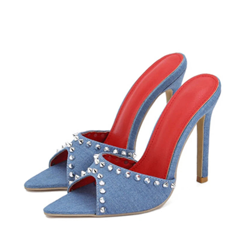 Mules et sandales Liyke été 2024, design élégant avec rivets métalliques, talons hauts, bout pointu, chaussures sexy idéales pour soirées et occasions spéciales.
