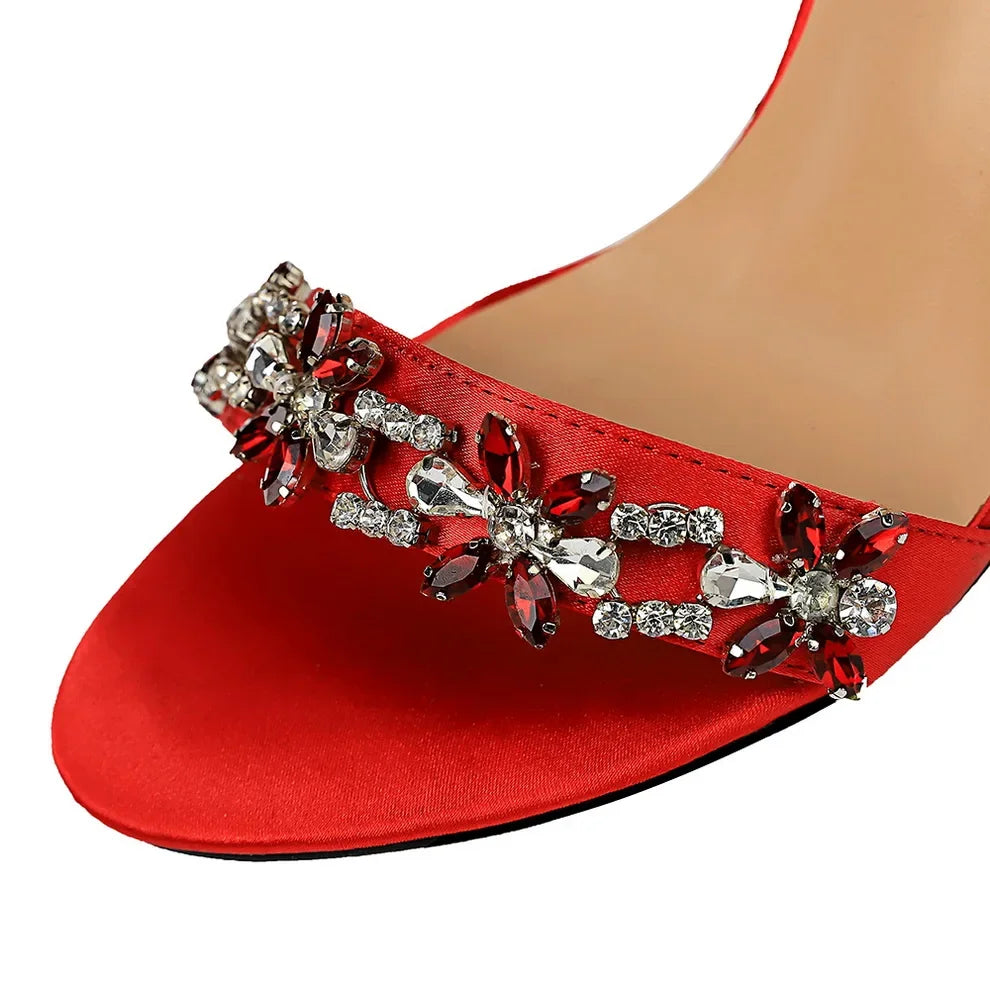 Sandales à talons hauts de 9 cm pour femmes, créées avec des cristaux scintillants et des fleurs en strass.