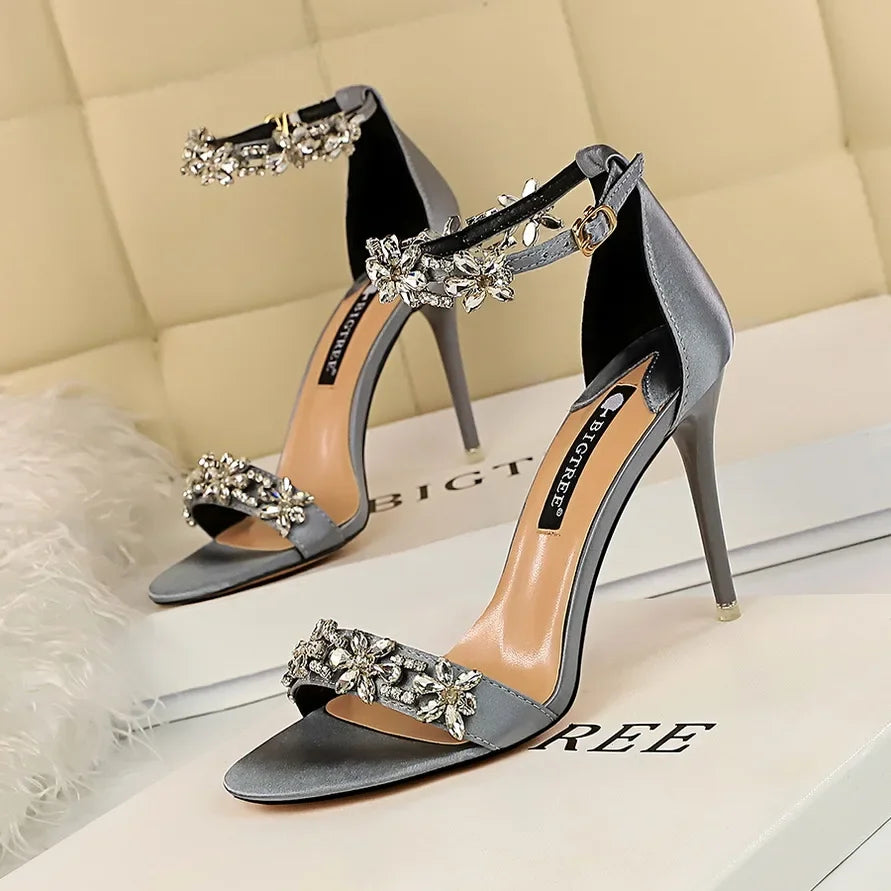 Sandales à talons hauts de 9 cm pour femmes, créées avec des cristaux scintillants et des fleurs en strass.