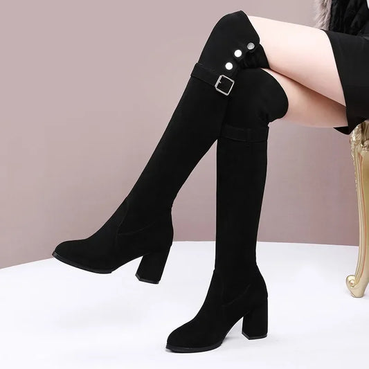 Bottes pour femmes au-dessus du genou en suède, à talons hauts sexy, avec boucle et design ajusté pour les cuisses.