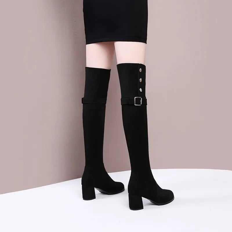 Bottes pour femmes au-dessus du genou en suède, à talons hauts sexy, avec boucle et design ajusté pour les cuisses.