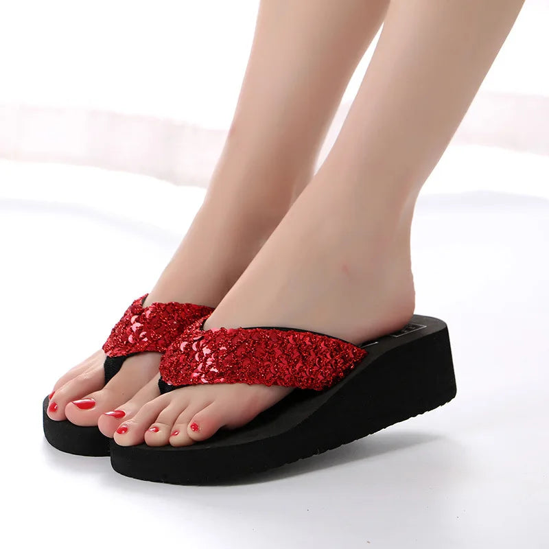 Sandales d'été pour femmes, décorées de paillettes, parfaites pour la plage. Ces tongs à talons hauts offrent une plateforme compensée pour un confort optimal tout en restant élégantes. Idéales pour les femmes en 2024, elles combinent praticité et style.
