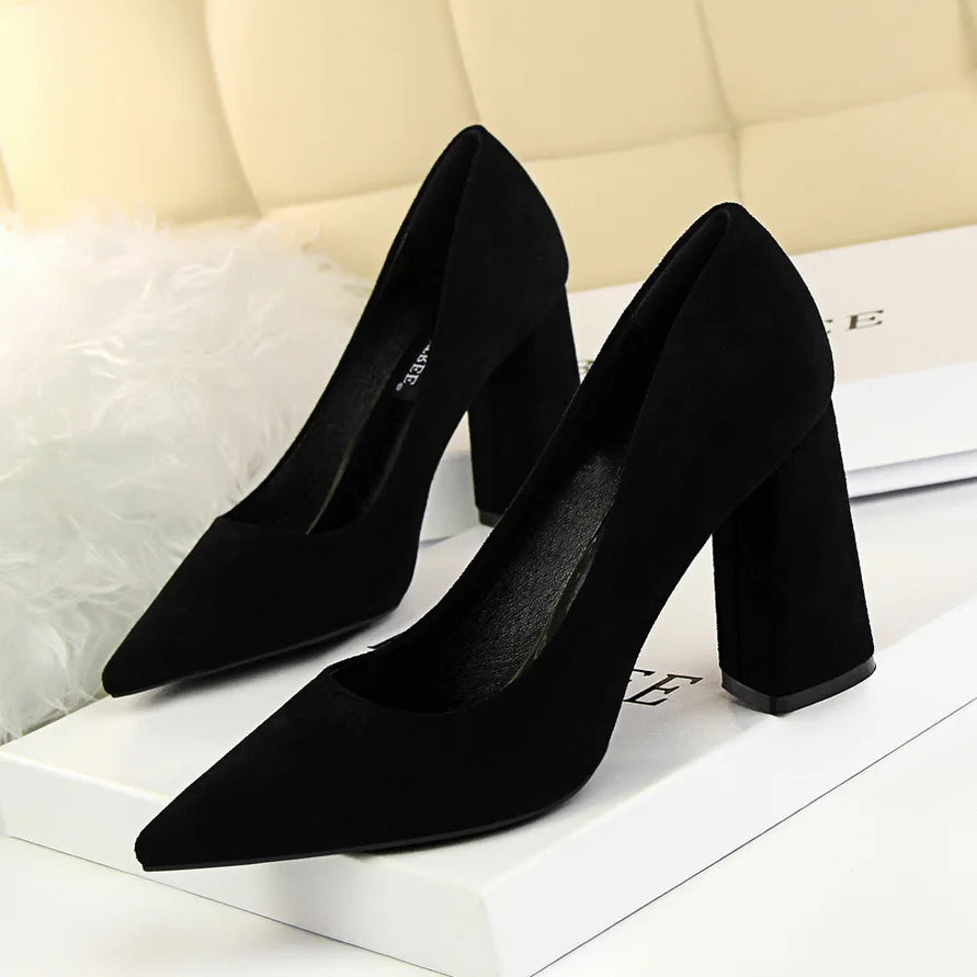 Escarpins élégants pour femmes avec des talons hauts de 8,5 cm, parfaits pour les mariages, événements et soirées.
