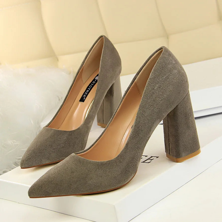 Escarpins élégants pour femmes avec des talons hauts de 8,5 cm, parfaits pour les mariages, événements et soirées.