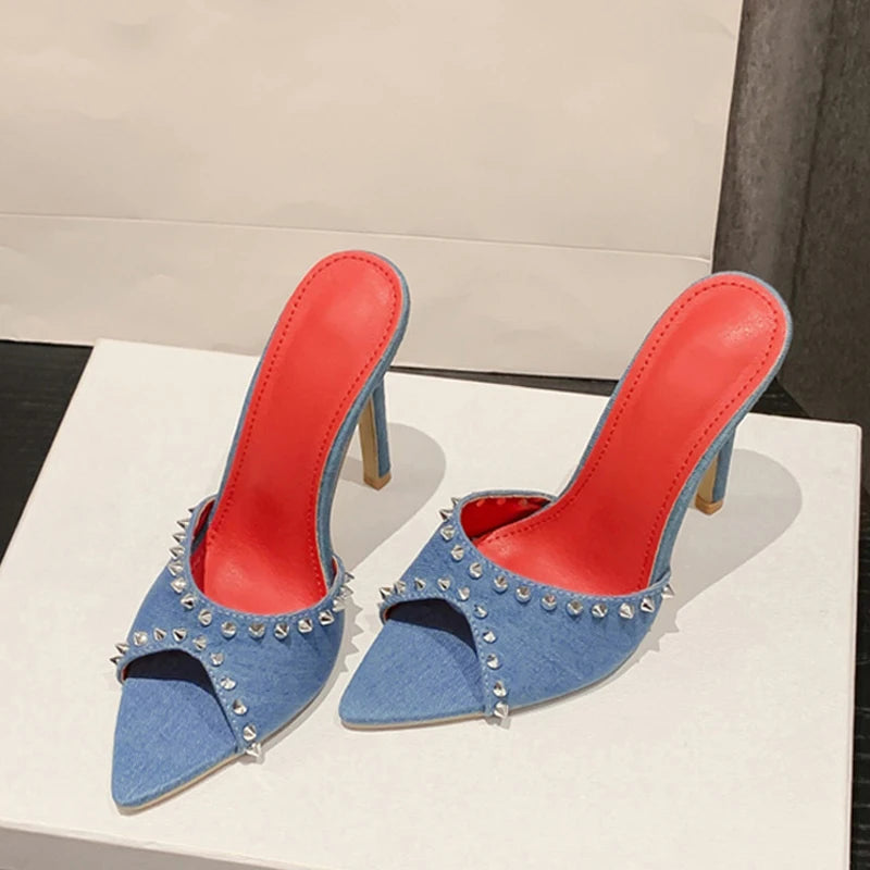 Mules et sandales Liyke été 2024, design élégant avec rivets métalliques, talons hauts, bout pointu, chaussures sexy idéales pour soirées et occasions spéciales.