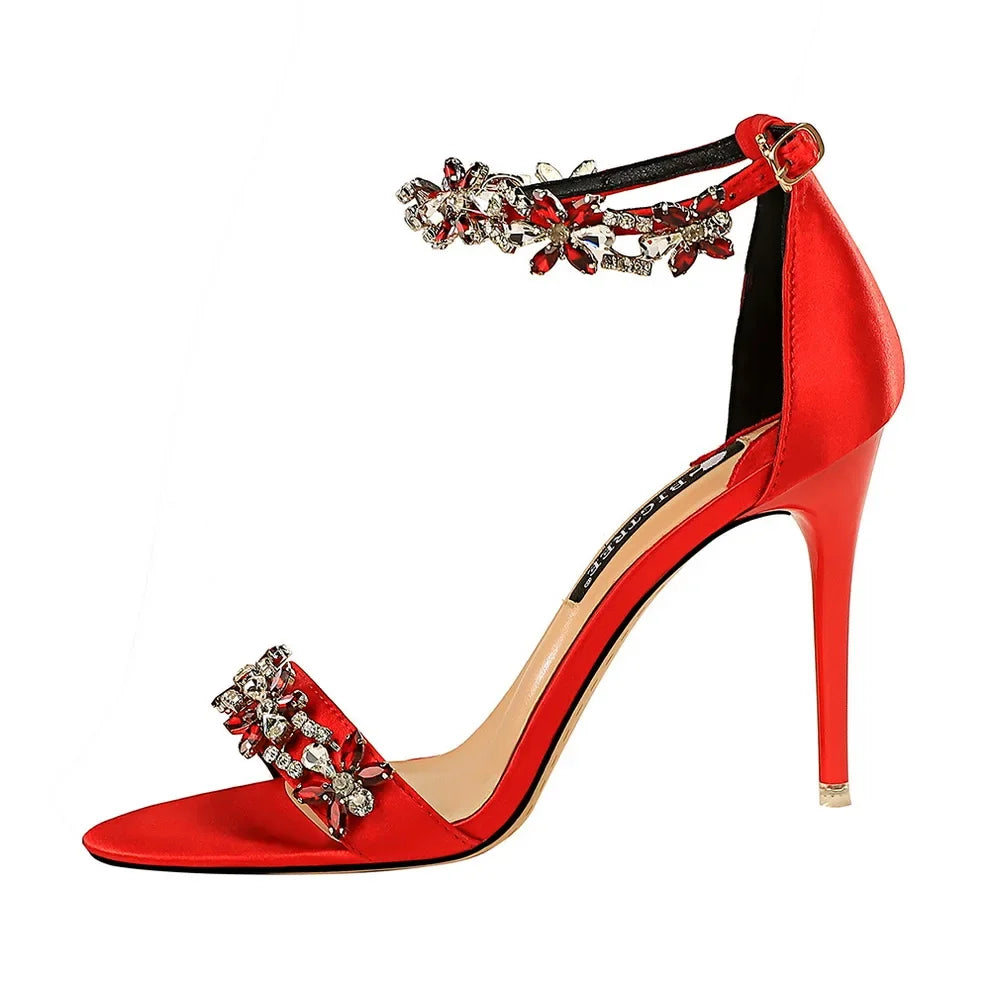 Sandales à talons hauts de 9 cm pour femmes, créées avec des cristaux scintillants et des fleurs en strass.