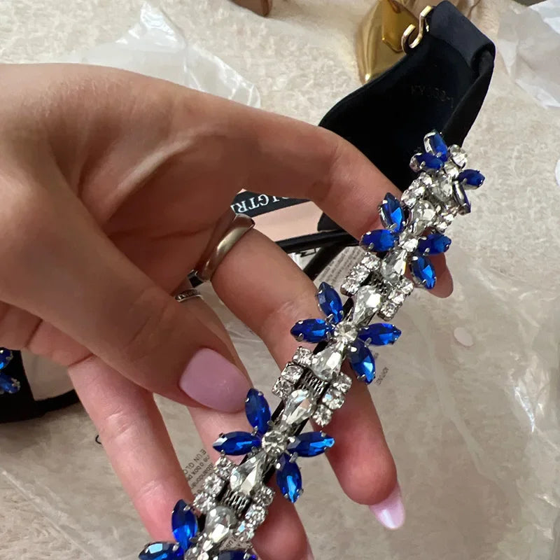 Sandales à talons hauts de 9 cm pour femmes, créées avec des cristaux scintillants et des fleurs en strass.