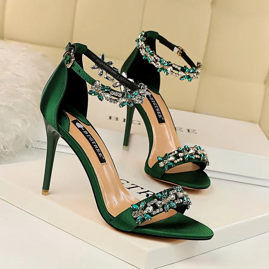 Sandales à talons hauts de 9 cm pour femmes, créées avec des cristaux scintillants et des fleurs en strass.