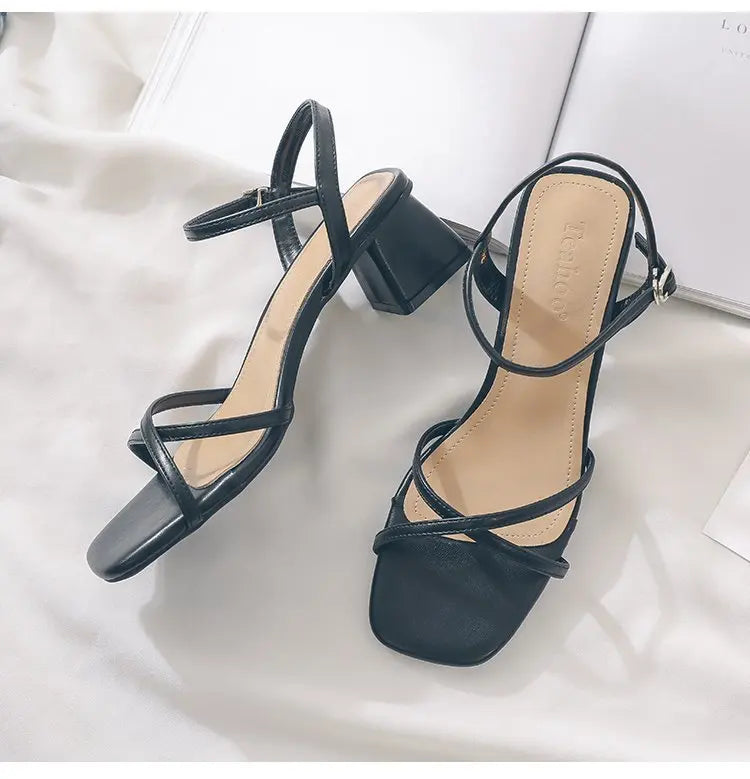 Sandales pour femmes, chaussures d'été à talons hauts, de créateurs de luxe, avec talon bloc bas et élégant, parfaites pour les robes casual de taille moyenne, disponibles en noir.