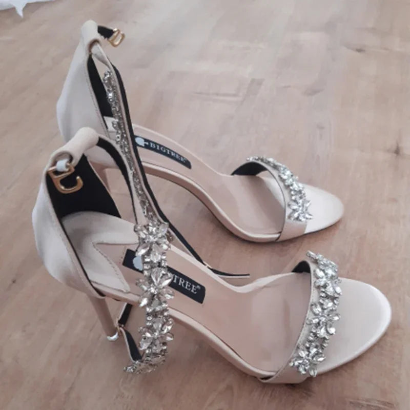 Sandales à talons hauts de 9 cm pour femmes, créées avec des cristaux scintillants et des fleurs en strass.