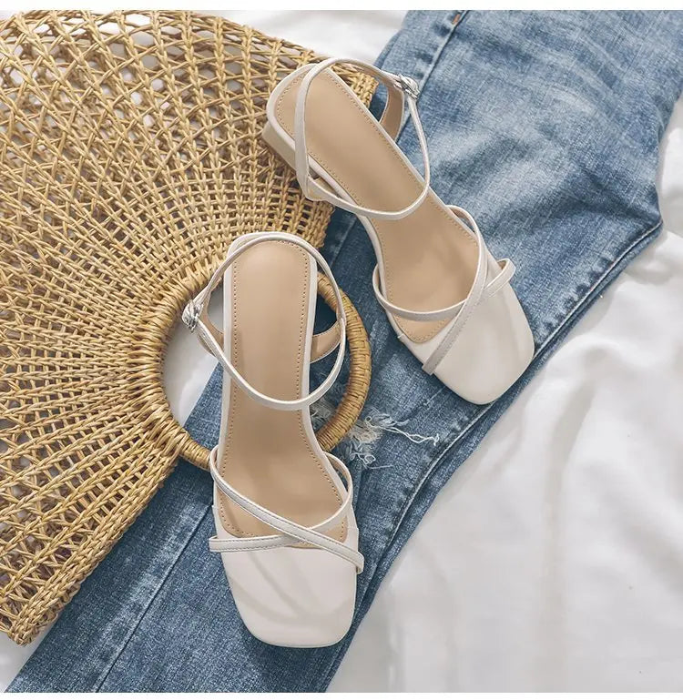 Sandales pour femmes, chaussures d'été à talons hauts, de créateurs de luxe, avec talon bloc bas et élégant, parfaites pour les robes casual de taille moyenne, disponibles en noir.