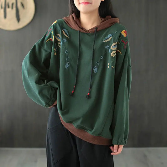 Pull-over féminin oversize à capuche avec broderie ethnique rétro : Ce pull mélange un style rétro et ethnique, idéal pour le printemps et l'automne. Il présente des broderies artistiques contrastées et un design ample pour une coupe décontractée.