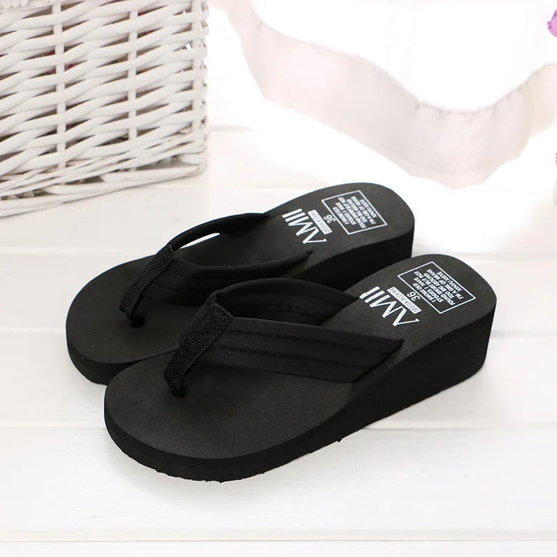 Sandales d'été pour femmes, décorées de paillettes, parfaites pour la plage. Ces tongs à talons hauts offrent une plateforme compensée pour un confort optimal tout en restant élégantes. Idéales pour les femmes en 2024, elles combinent praticité et style.