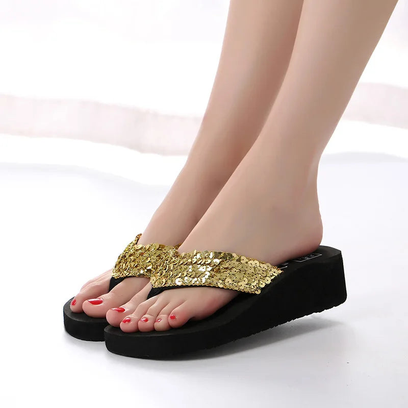 Sandales d'été pour femmes, décorées de paillettes, parfaites pour la plage. Ces tongs à talons hauts offrent une plateforme compensée pour un confort optimal tout en restant élégantes. Idéales pour les femmes en 2024, elles combinent praticité et style.