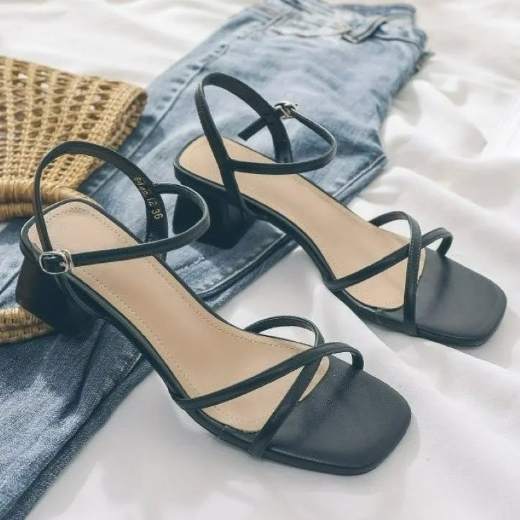 Sandales pour femmes, chaussures d'été à talons hauts, de créateurs de luxe, avec talon bloc bas et élégant, parfaites pour les robes casual de taille moyenne, disponibles en noir.